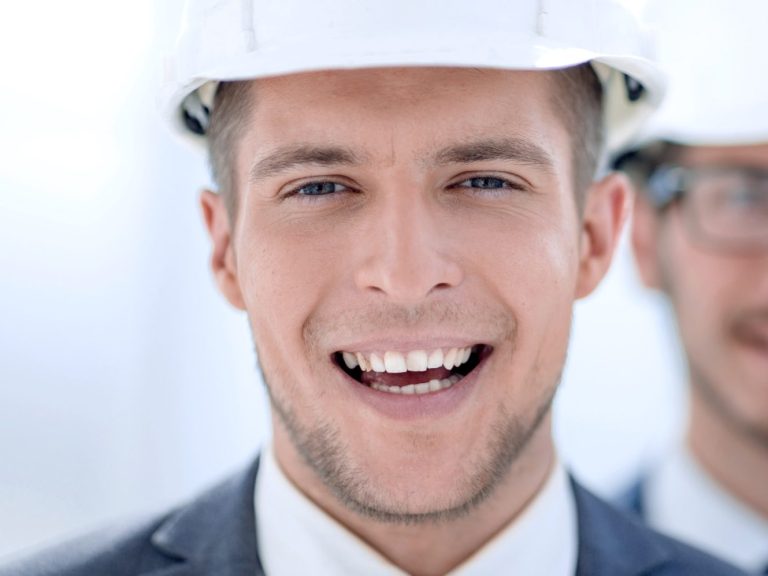 Ein Ingenieur mit weißem Helm